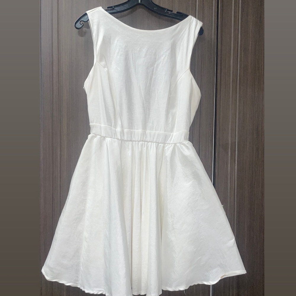 White Windsor dress with pockets